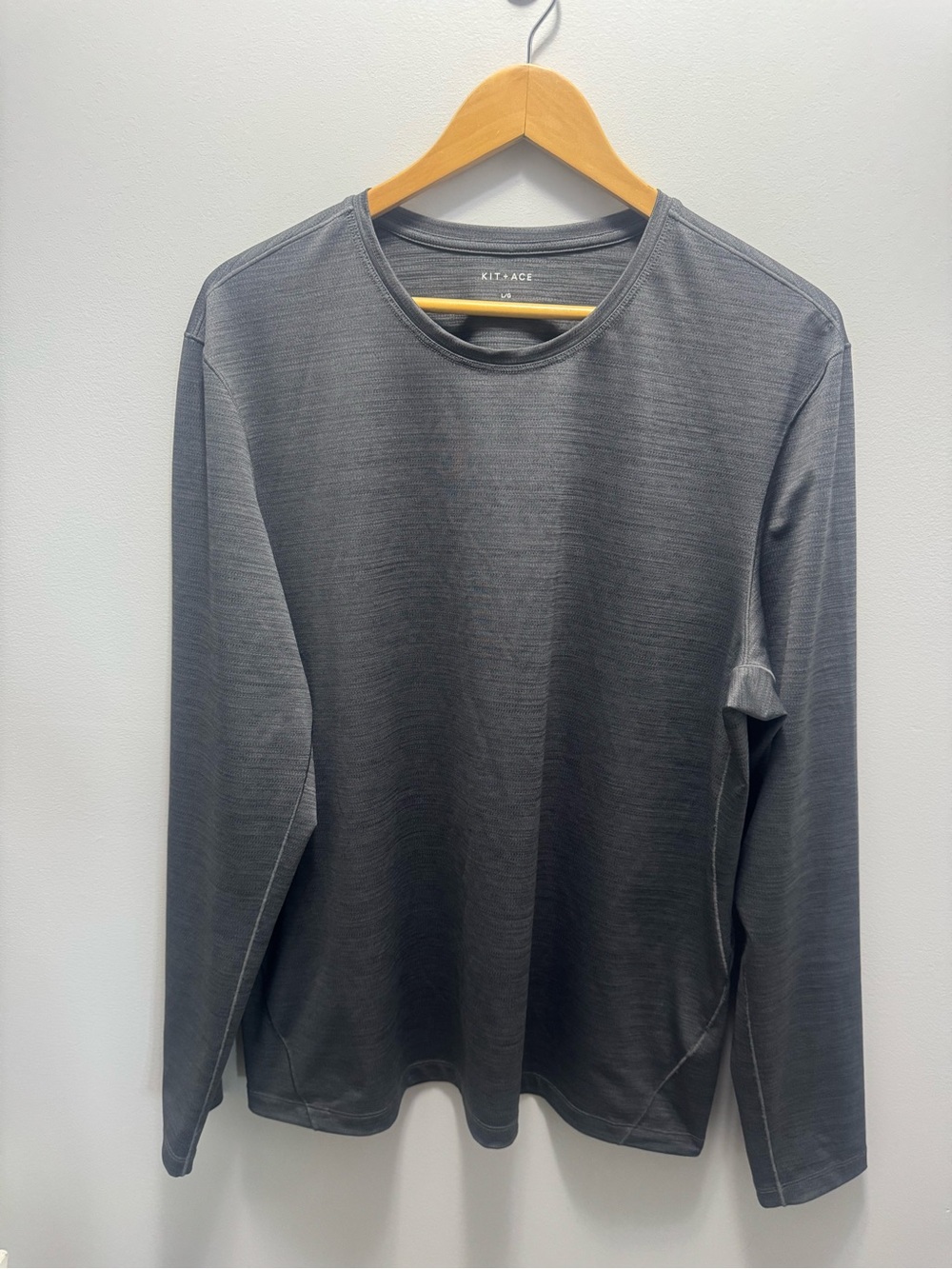 Kit and Ace Men's Long Sleeve Crewneck in Charcoal